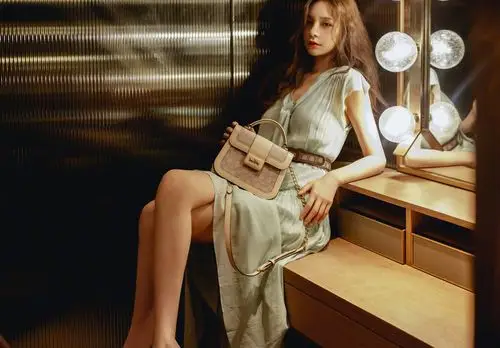 沈梦辰微卷长发配薄荷绿连衣裙 复古温柔大秀美腿