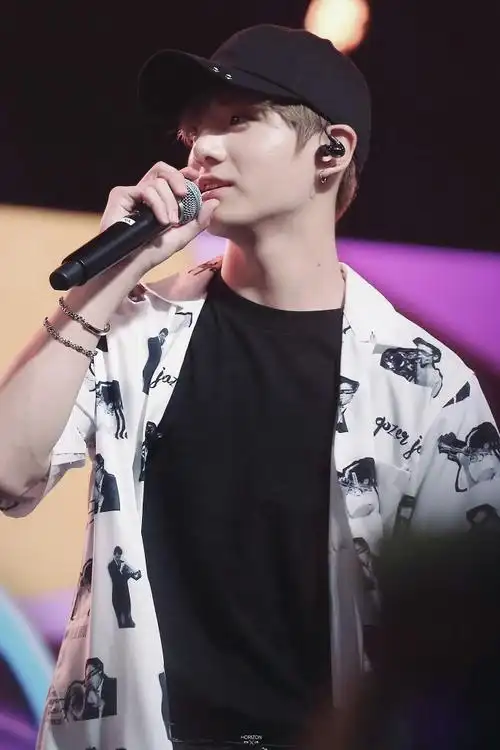 bts 金南俊 金硕珍 闵玧其 郑号锡 朴智旻 金泰亨 田柾国 gif cr自