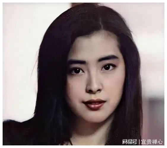 王祖贤57岁戴眼镜双眼皮明显面容黯淡眼神沧桑