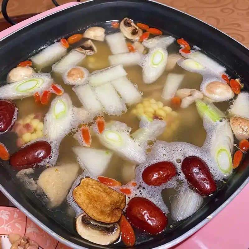 跨年夜在家自制鸡肉清汤火锅·附汤底做法 在家做了顿清淡口味的鸡肉