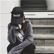 戴帽子女生头像要酷