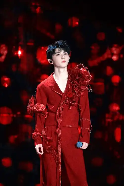 红衣造型好惊艳,从歌声到脸都让人着迷的玫瑰王子@时代少年团队长