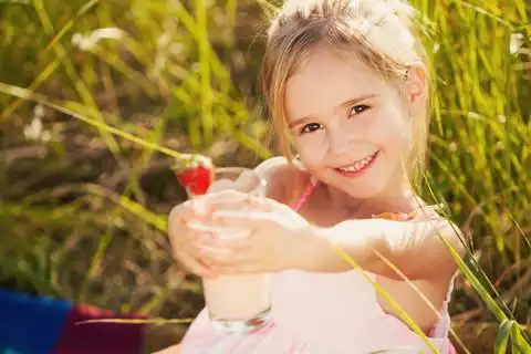 黑白画像010小女孩在野餐00101免抠元素小太阳微笑可爱萌阳光乐观通用