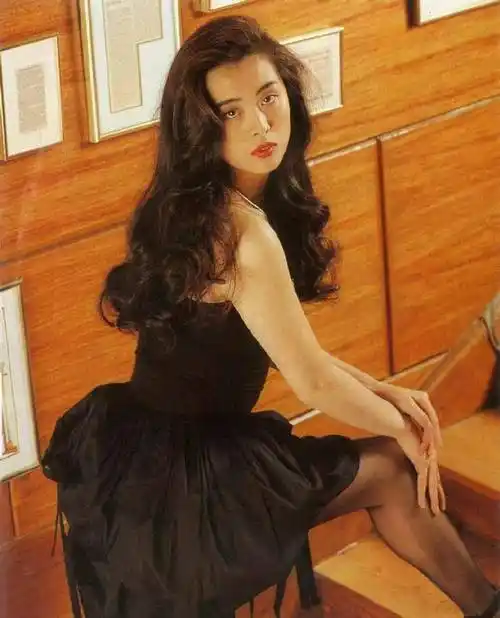 王祖贤-绝美小倩-黑色抹胸裙-黑丝袜大长腿-早期写真图片分享_气质