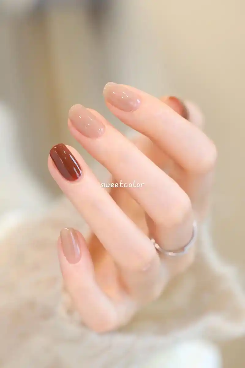 初冬温柔美甲配色.属于通勤党的气质美甲#指甲油 #秋冬显白美 - 抖音