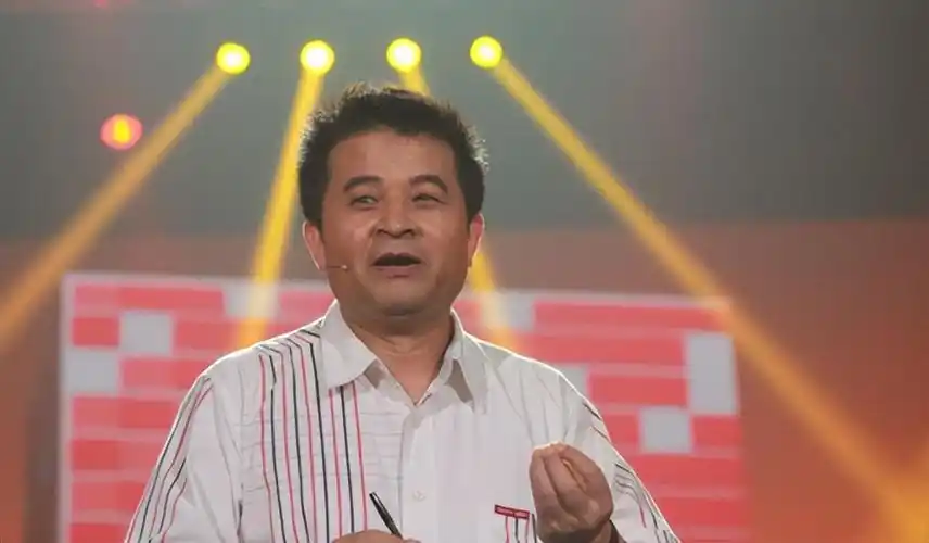 据称,导致央视名嘴毕福剑婚变的原因是周彦宏.