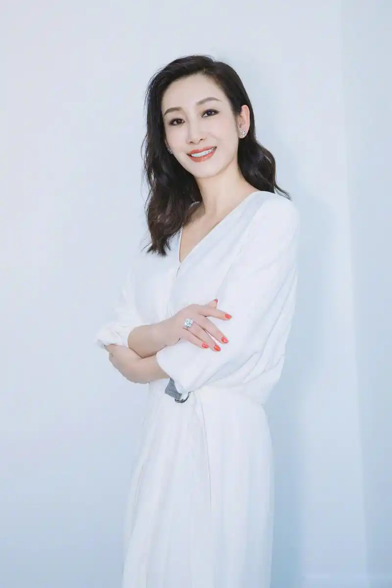 秦海璐身穿白色v领连衣裙参加"优秀电视剧百日展播"启动仪式,简单的