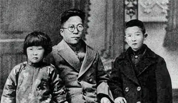 49年杨虎城遗体被发现怀中紧抱妻子的骨灰特务揭露幕后真相