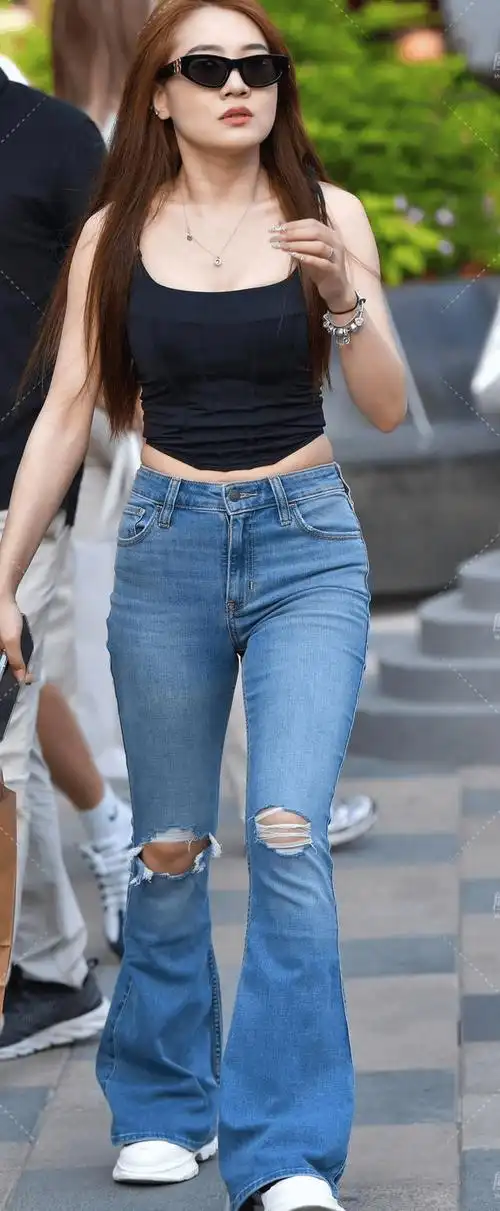 身材高挑气质优雅,破洞牛仔裤搭配,更显现代气息!