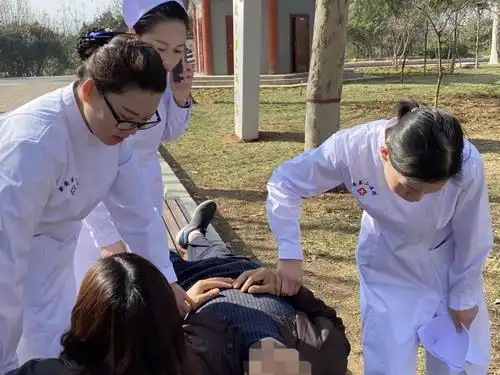 新安白衣天使抢救病危老人