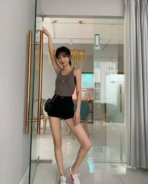 look1 背心 短裤小喵发现张予曦本人对于短裤这一单品真的是情有独钟