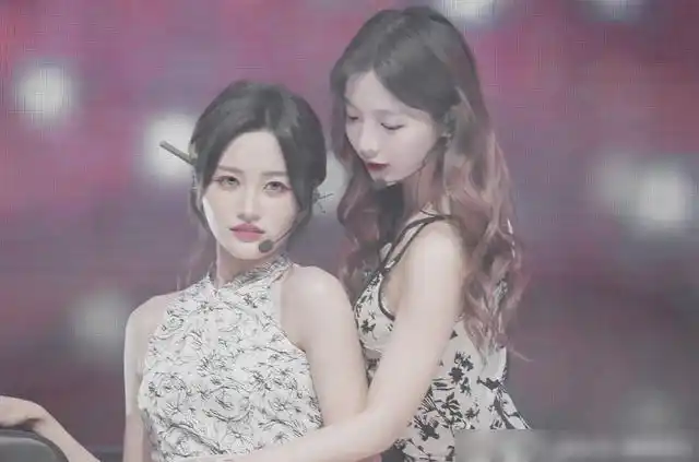 张昕许杨玉琢合作旗袍双人舞,嘴传玫瑰身材精瘦,展现性感曲线!