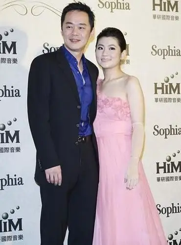 selina老公与浓妆辣妹夜游 发现被拍打的速闪