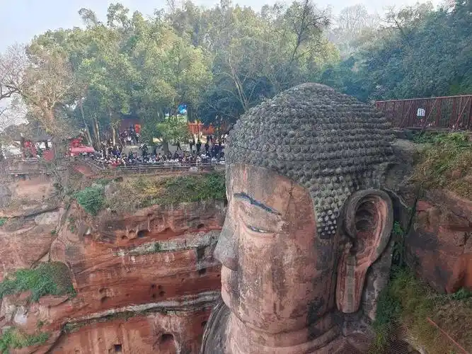 媒体聚焦 | 乐山大佛景区人气旺 游大佛"抱佛脚"许下新年愿望_游客