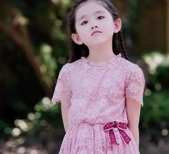 还记得小乐童吗长大后美到出圈难怪孙怡邓伦对她宠爱有加