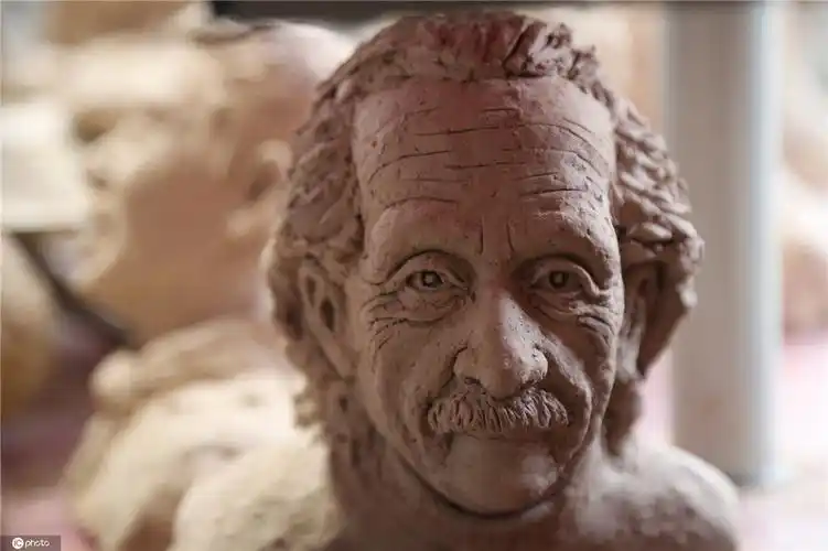 当问到用泥巴捏人物肖像的初衷时,赵铁军笑着说,是在2016年平凉本地