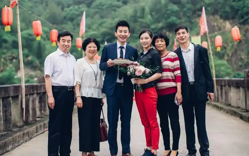 吴敏霞与老公现身机场,全程挽手举止亲密,甜蜜羡煞旁人