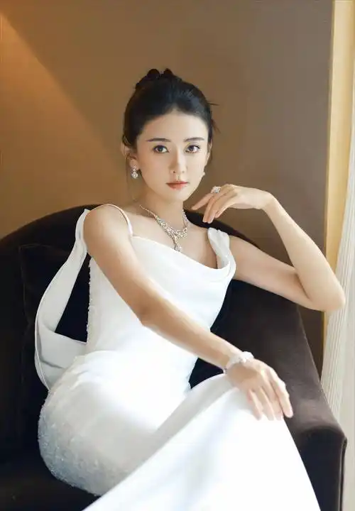 梁洁的纯白礼服散发着优雅_裙子_剪裁_身材