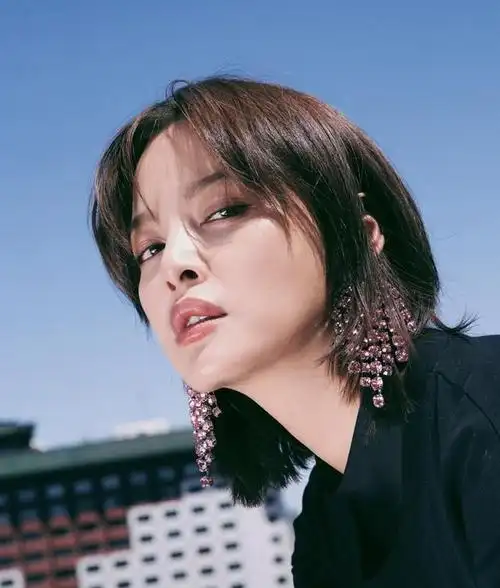 尤其在去年,她还带火了她独有的"辛芷蕾同款"发型,使得去年的短发特别