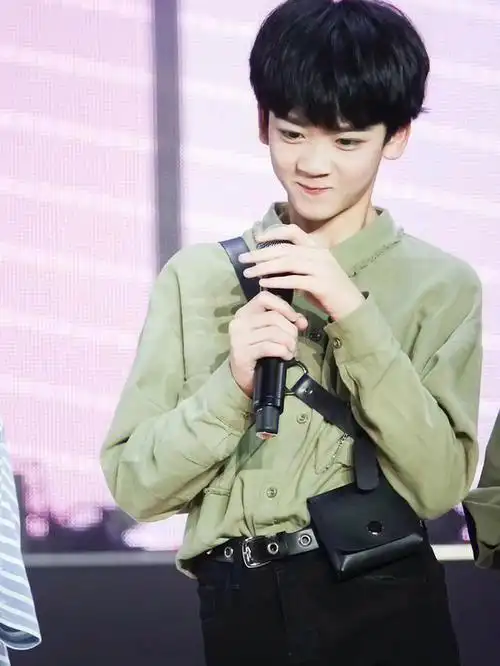 第四张他没笑出来,但我总感觉下一秒他的笑就溢出画面了呀～#邓佳鑫