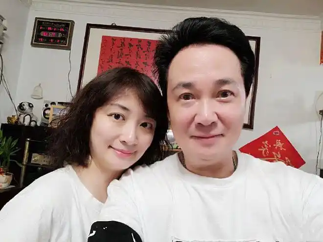 雪山飞狐孟飞与小20岁娇妻合照似同龄人自称比妻子更懂保养
