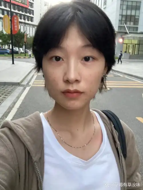 普通人的素颜状态(涂了口红) 下班路上拍的照片,脸上有很多痘印,内双