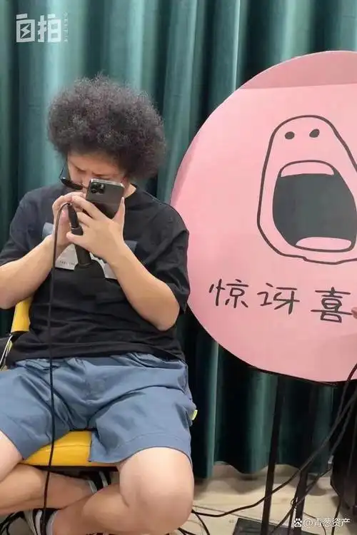 我,青春期开始视力变差,30岁盲了,靠演1200场喜剧还清一大笔钱