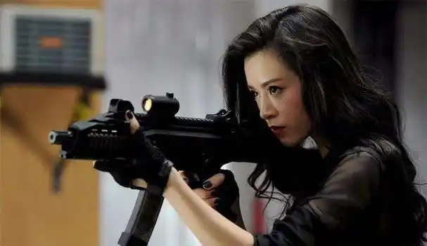 文咏珊也成功打开了内地的市场,之后她更是接乱出演了《寒战2》《九州