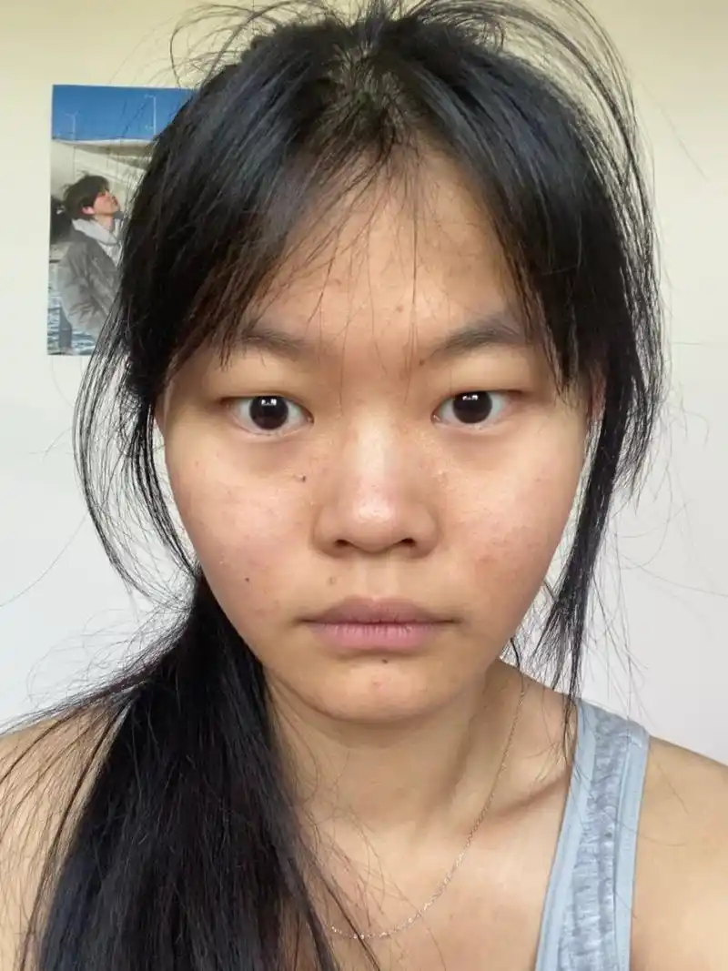 素颜很丑吗   素颜是指不使用化妆品或护肤品,让皮肤呈现最自然的状态