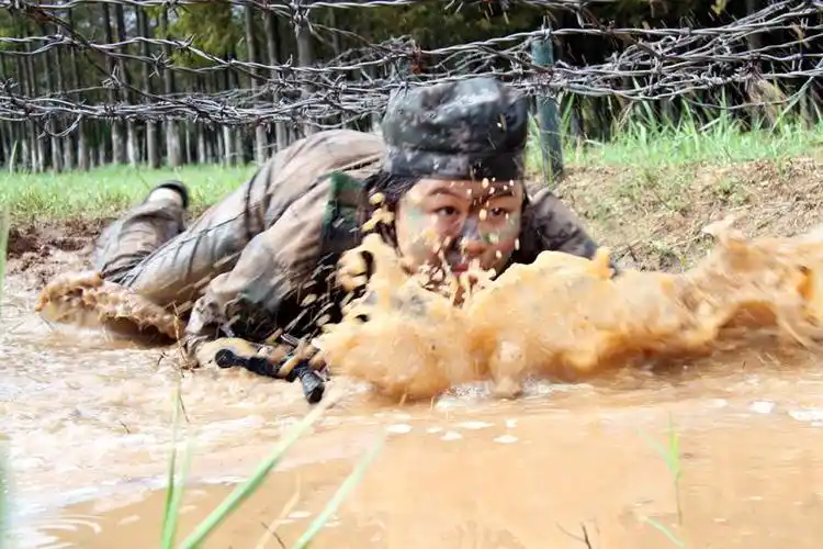 解放军女汉子爬泥潭不怕脏战士扑火障