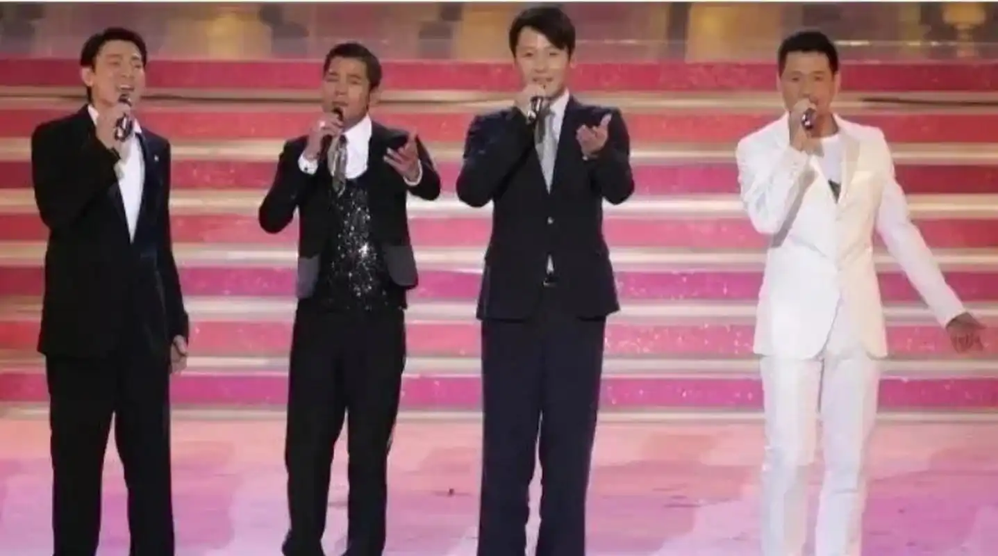 四大天王里,只黎明身高超过了175cm,算高的.