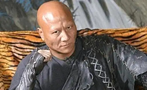 计春华的形象很特别,他的光头脑袋,凶狠的眼神,就是一个非常适合演