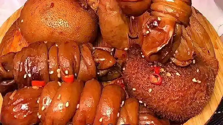 南方妹子第一次尝试网红羊捆肠,一口咬下去好吃又劲道,超级过瘾_网易