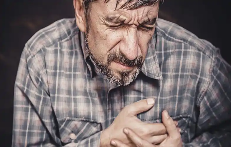 一听到不好的消息,就心里难受,疼.或者