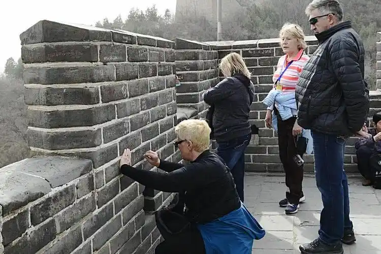 外国老人在长城上乱涂乱画,围观国人麻木不言