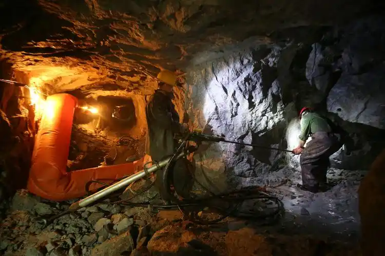 铁山垅钨矿1954年建矿,矿区开采已有80多年历史.