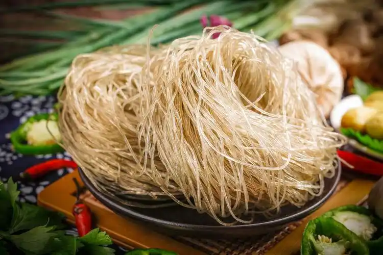 红薯水晶粉丝是靠红薯内的淀粉来制作的一种食材