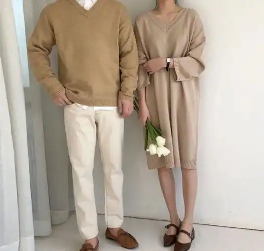 可以选择同色系呼应,基本不会出错,简单方便就能营造出情侣装的效果