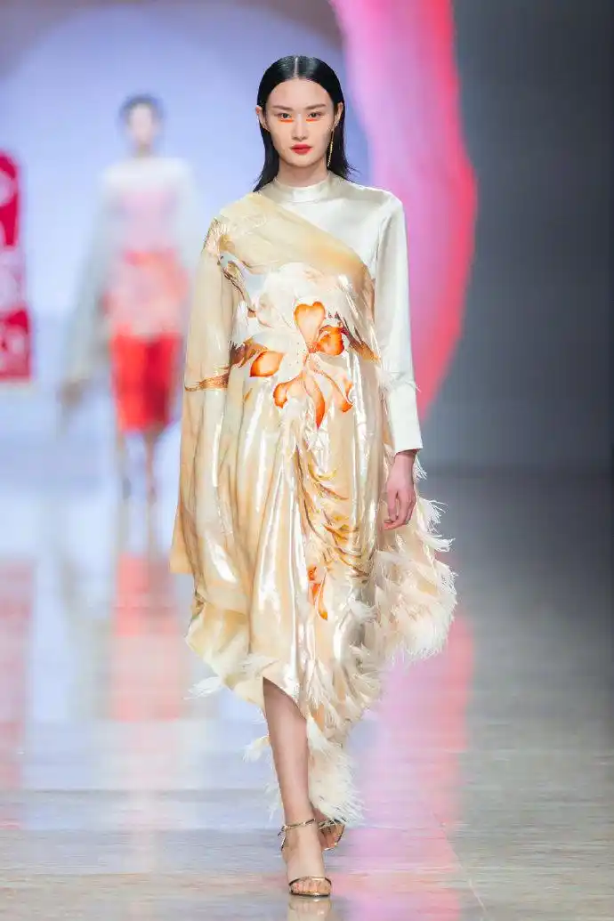 在中国,凤凰被奉为"百鸟之尊";而在时尚界,这一