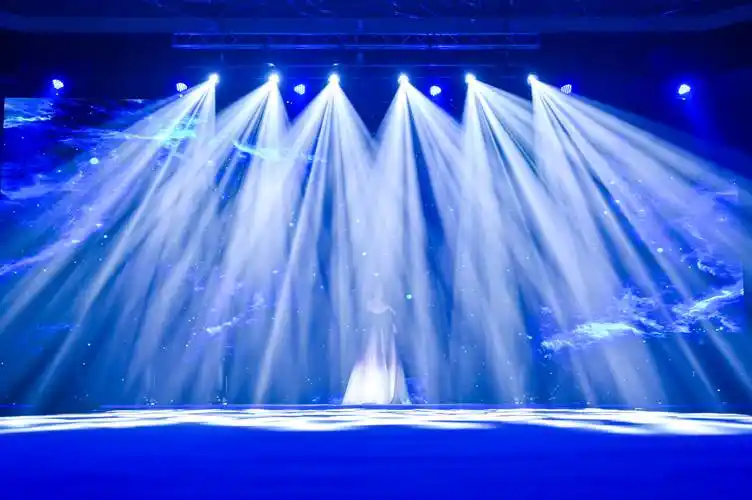 在创赫《愿》show现场,闪耀炫彩的舞台灯光,美妙悦耳的音乐,瞬间点燃