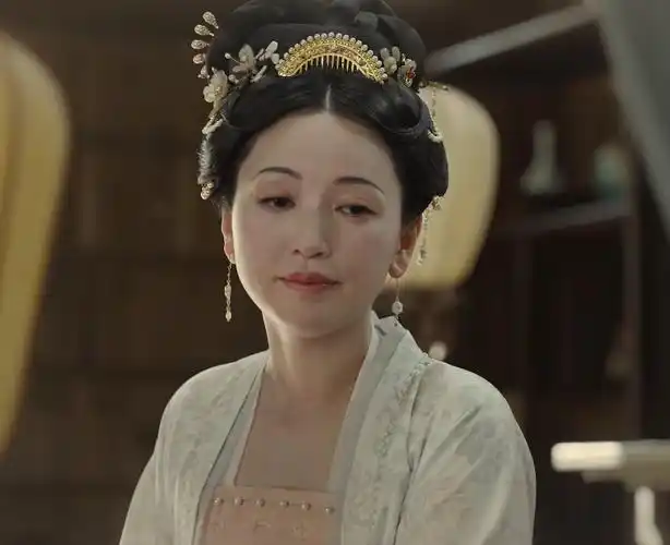 诚然,女演员到了41岁,脸上或多或少都会带上岁月的痕迹,但金莎的皮肤