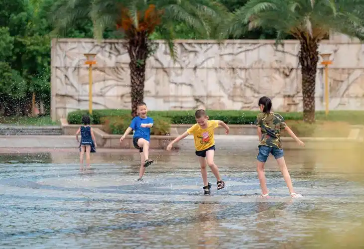 街拍戏水童年午后一场暴雨广场的积水成了孩子们的天堂童年宝贵童年的