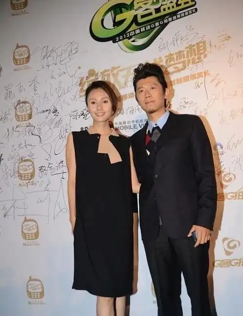 夏雨穿正装不打领带妻子袁泉身穿无袖宽松裙更是配合