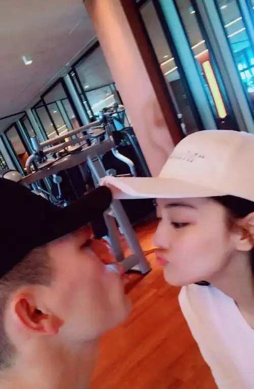 何捷罕见撒狗粮,点赞与张馨予结婚亲吻亲密动态,两人结婚三年超恩爱