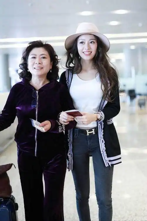 吉娜为婆婆庆生郎朗妈妈穿着优雅贵气