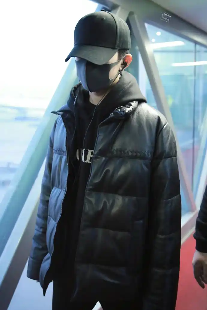 易烊千玺戴着黑色口罩遮面