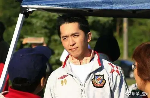 邓兆尊:持4亿资产养3女友暑热天公交代步,为公平坚持不婚不育