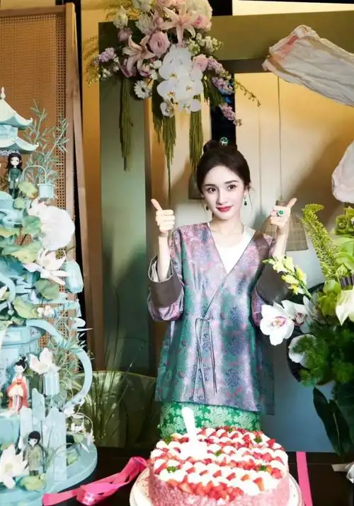 微博之夜杨幂蓝色旗袍秀出纤细腰身新中式穿搭尽显风情