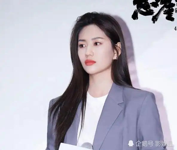 《悬崖之上》里小孟一角的演员由张艺谋钦定,故而我们已经能够将飞凡