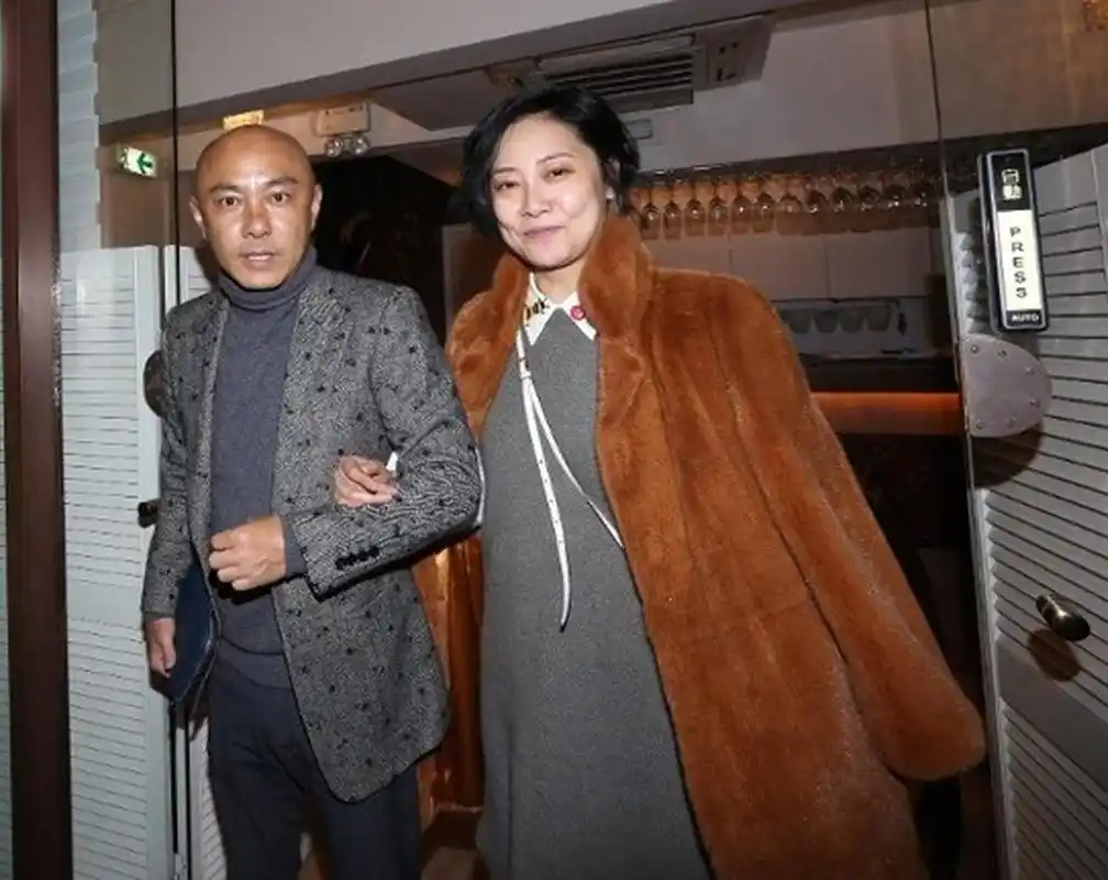 太太张茜曾两次不幸流产.